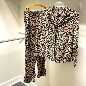DKNY med size pajamas cheetah print